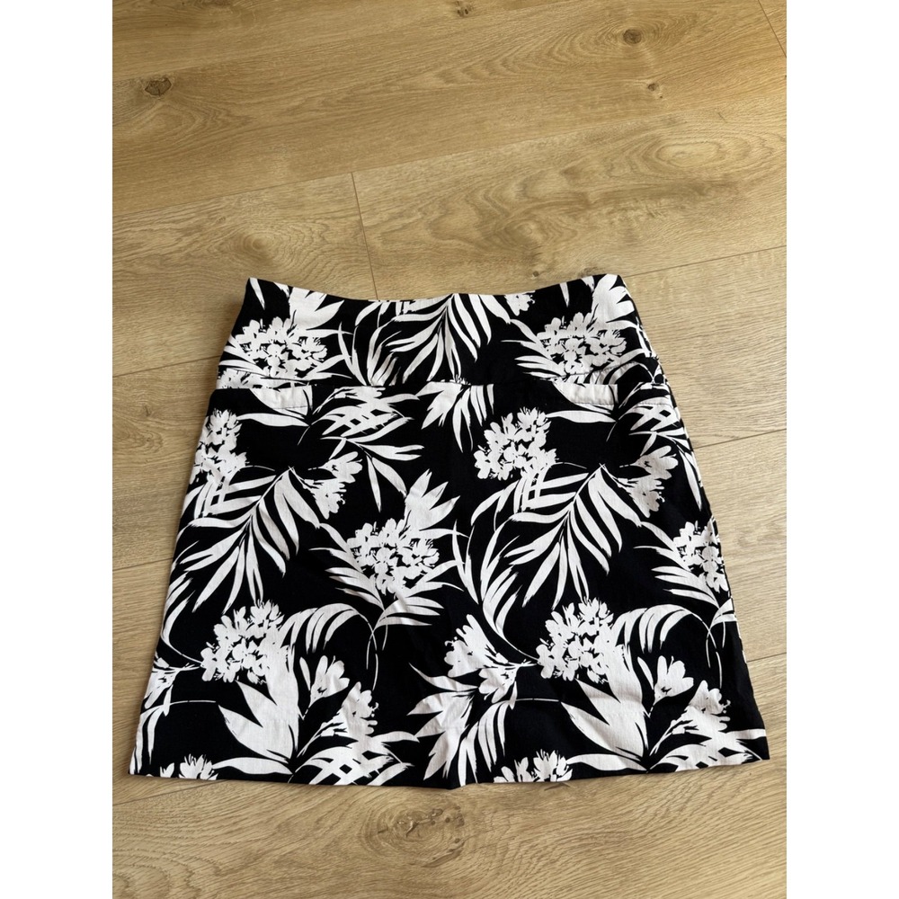 S.C. & CO 360° Tummy Control Fashion Skort Sz Medium Black/White Floral Pockets